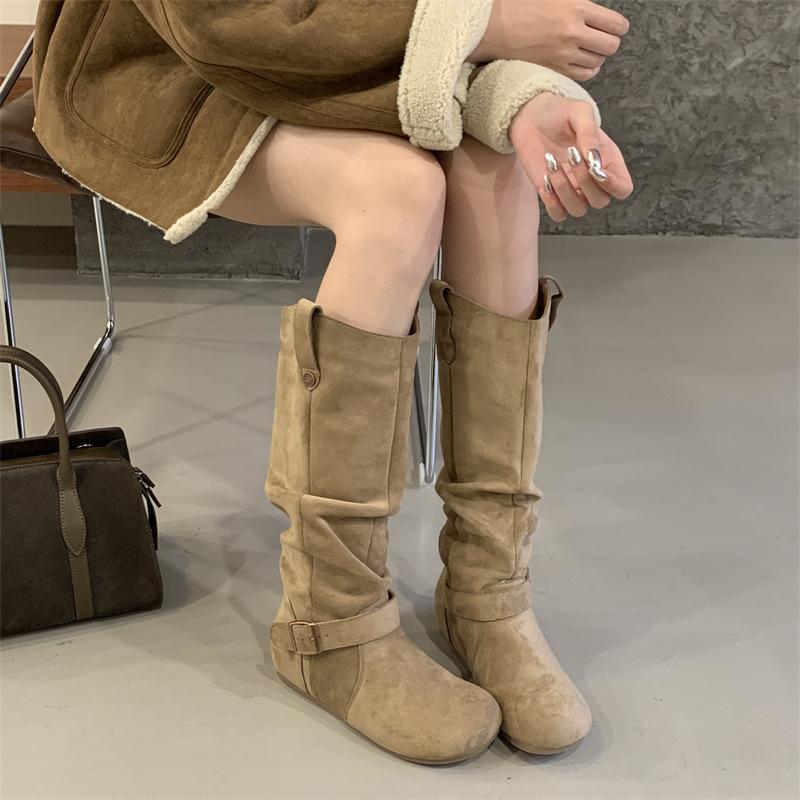 Herbst und Winter 2025 neue flache Innenstiefel Damen Herbst und Winter Retro Gürtelschnalle mattes Wildleder gestapelte hohe Stiefel