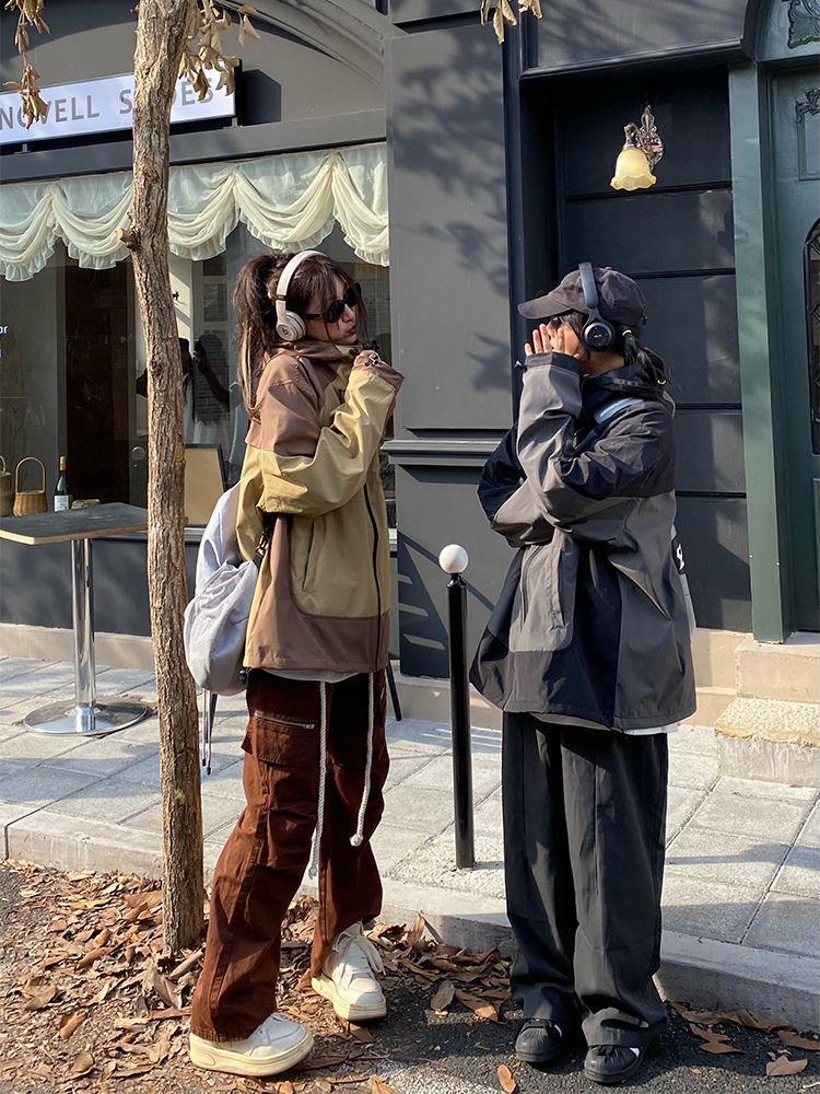 Unisexová trendy větrovka s kapucí v kontrastních barvách - Ležérní a volný střih podzimní bunda