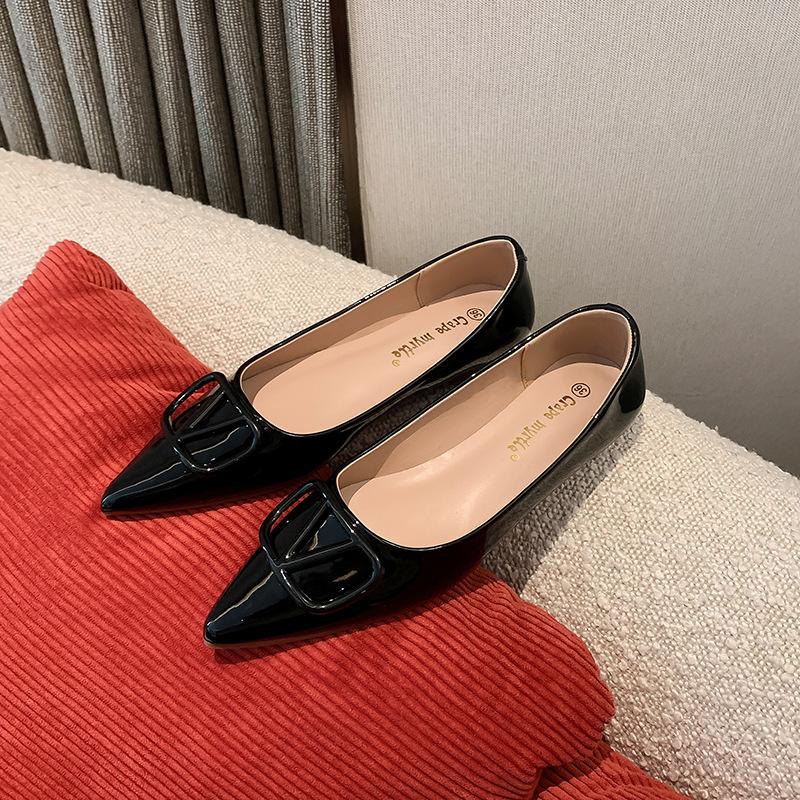 

Grape mother same summer new temperament small pointed celebrity style V buckle versatile shallow mouth flat sole shoes women 40