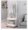 Stand-Kleiderständer auf Rollen für Schlafzimmer oder Wohnung - Kompakte Aufbewahrung für Mäntel und Übernachtungsgarderobe.