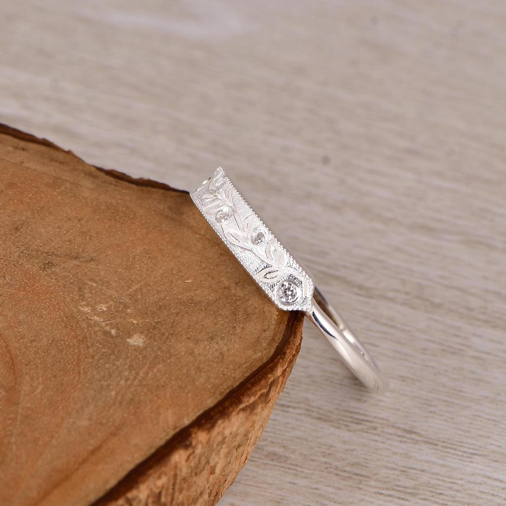 Minimalist Silver Leaf Ring with Cubic Zirconia, Dainty Nature Inspired Band, CZ Stackable Ring, Everyday Jewelry, Gift for Her.