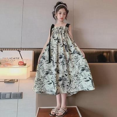 Dívčí květinové šaty na ramínka: Stylový letní plážový outfit na dovolenou