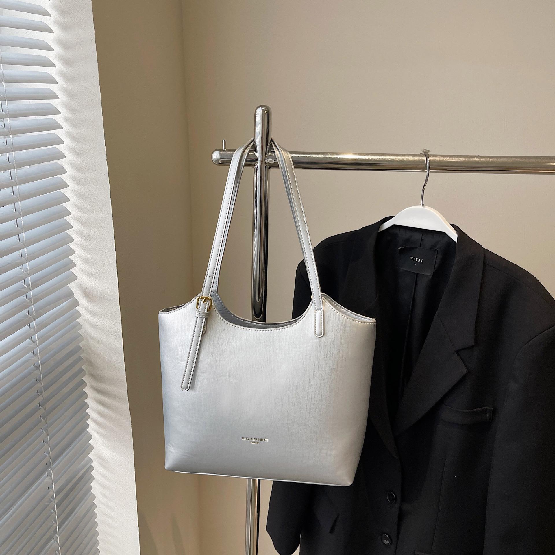 

Large-capacity bag women s 2025 spring new shoulder bag fashionable foreign high-end commuter tote women s bag срібний