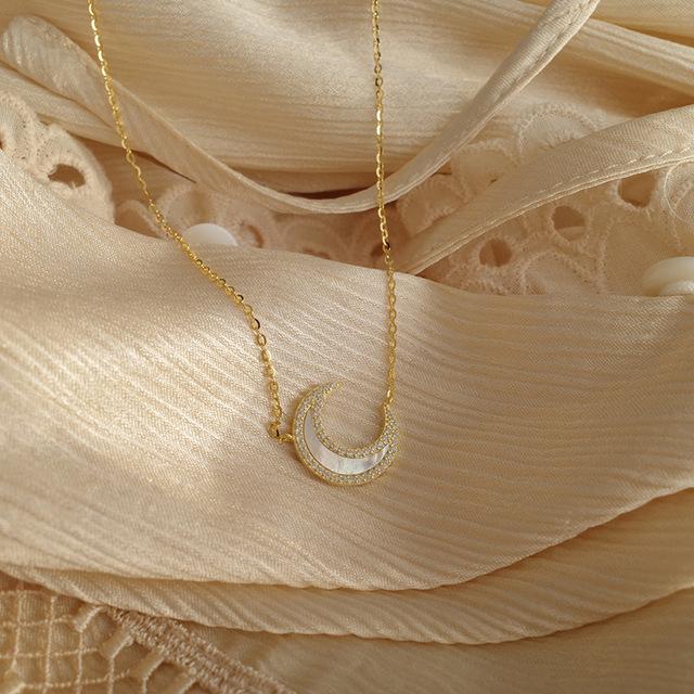 ANENJERY Collier lune pour femmes, coquille blanche brillante, chaîne de clavicule, bijoux de fête