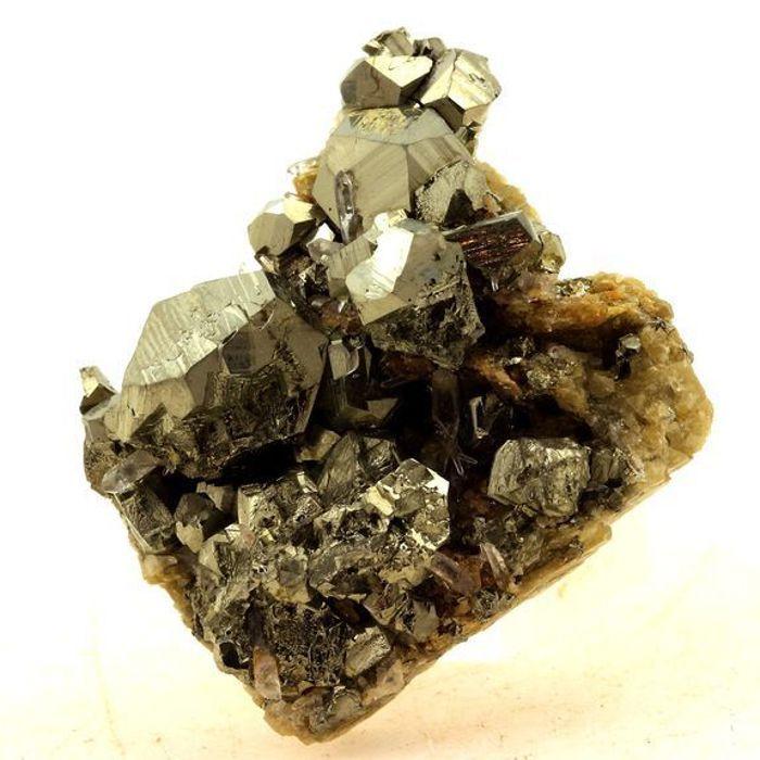 Pierres et Minéraux. Pyrite. 165.0 ct. Saint-Pierre-de-Mésage, Isère, France..