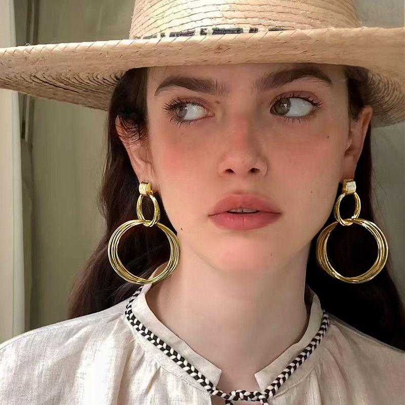 

European and American Retro Metal Exaggerated Hoop Earrings for Women, Ins Niche Personality Ear Clips, Cool Style Fashionable Temperament Ear Clips A Pair of Golden [Earrings]