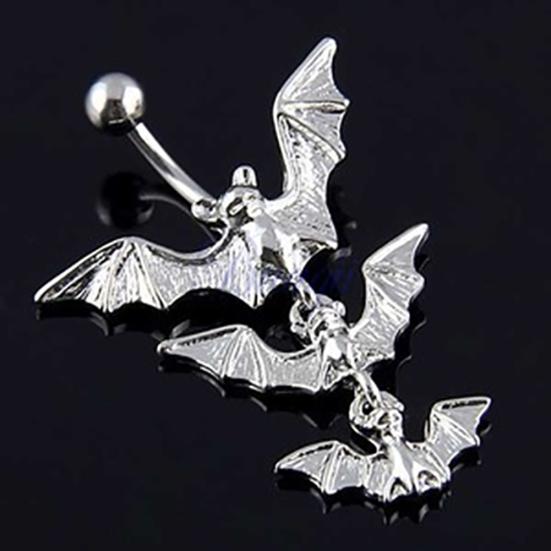 Pipistrelli volanti punk penzolano il bilanciere, anello per ombelico, anello per ombelico, piercing per il corpo