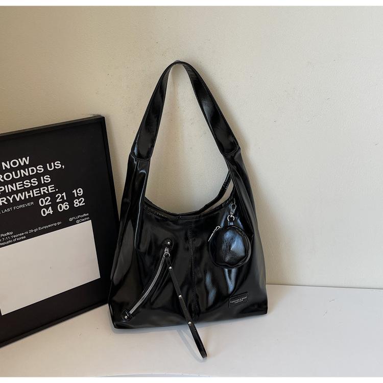 

Casual large-capacity bag women s 2025 new trendy summer fashion tote bag preppy style commuter shoulder armpit bag