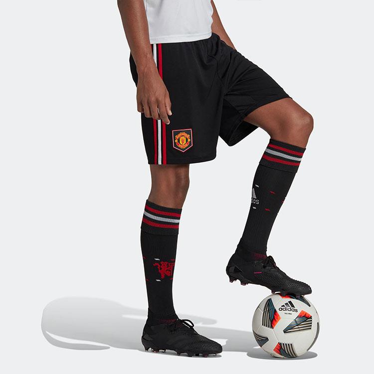 Adidas მანჩესტერ იუნაიტედის საფეხბურთო სპორტული ზოლიანი შორტები მამაკაცის ქვედაბოლო შავი H13882