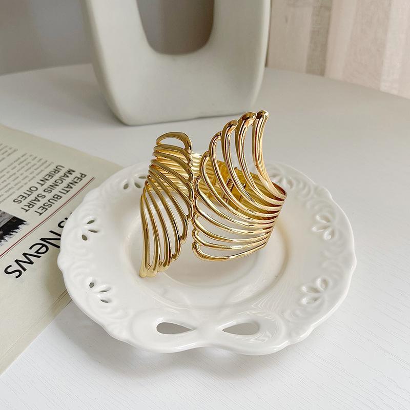 Elegantní, klasický a módní retro náramek s pavími křídly Přehnaný zlatý náramek s otevřenými dutými křídly