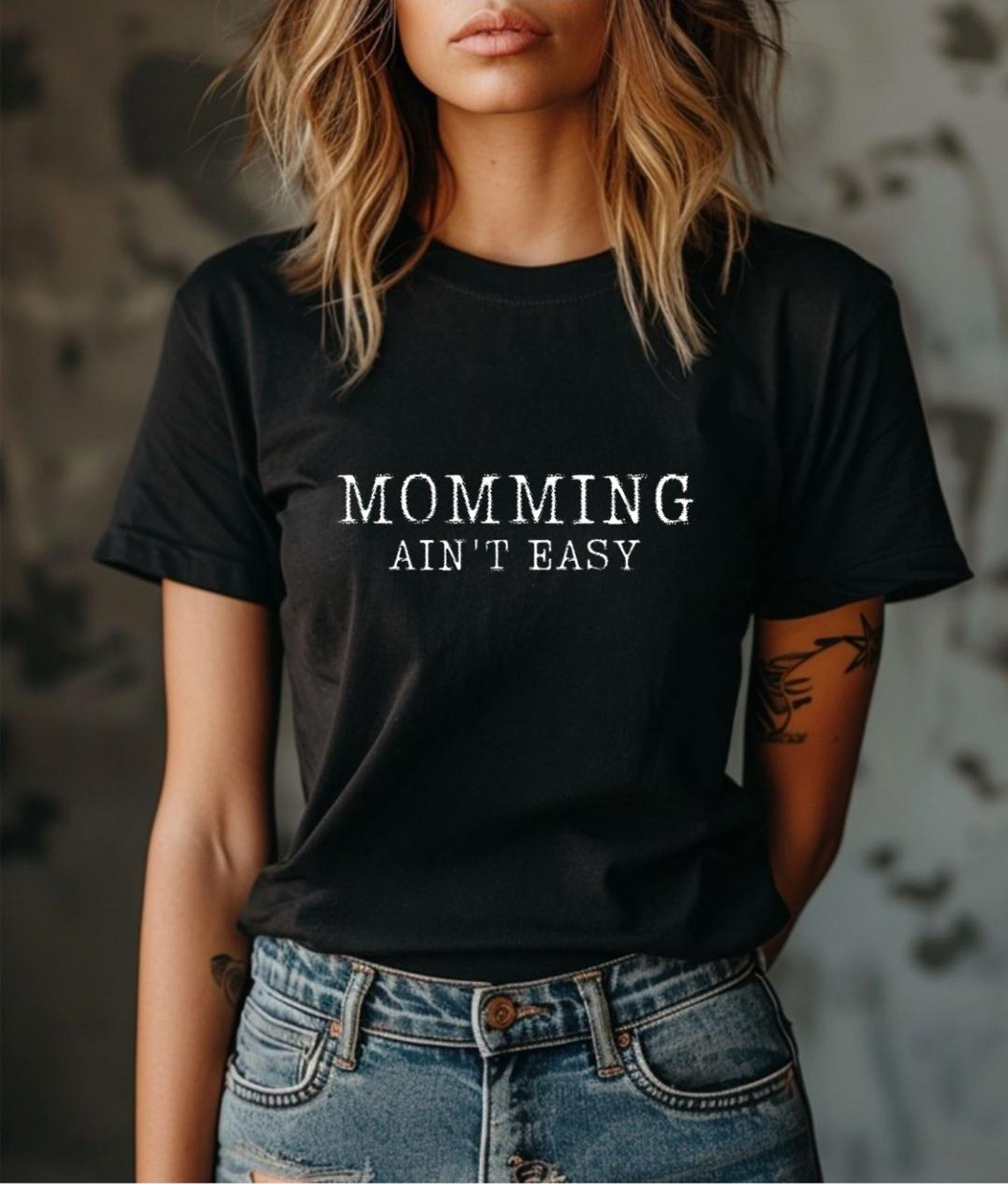 Momming Ain t Easy Shirt, Tired Mom Tee, Funny Mom Shirt, Motherhood Graphic Tee, Exhausted Mom Gift, Mom Life T-Shirt L