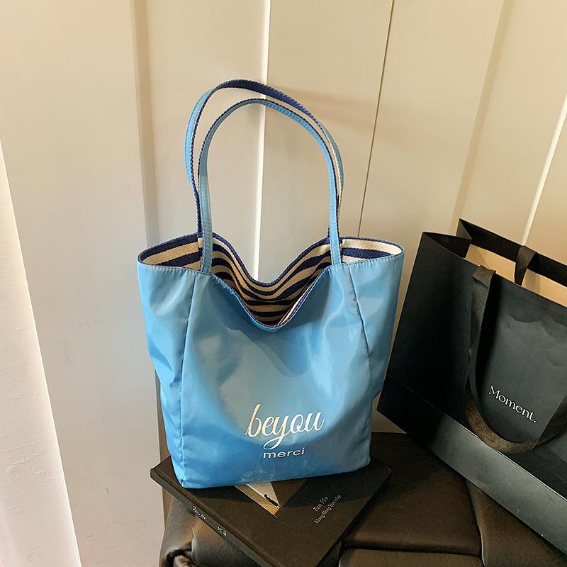 

Ленивый ветер полосатая парусиновая сумка женская 2025 новая для поездок на работу двусторонняя сумка-тоут красная модная повседневная сумка через плечо no specification светло-синий