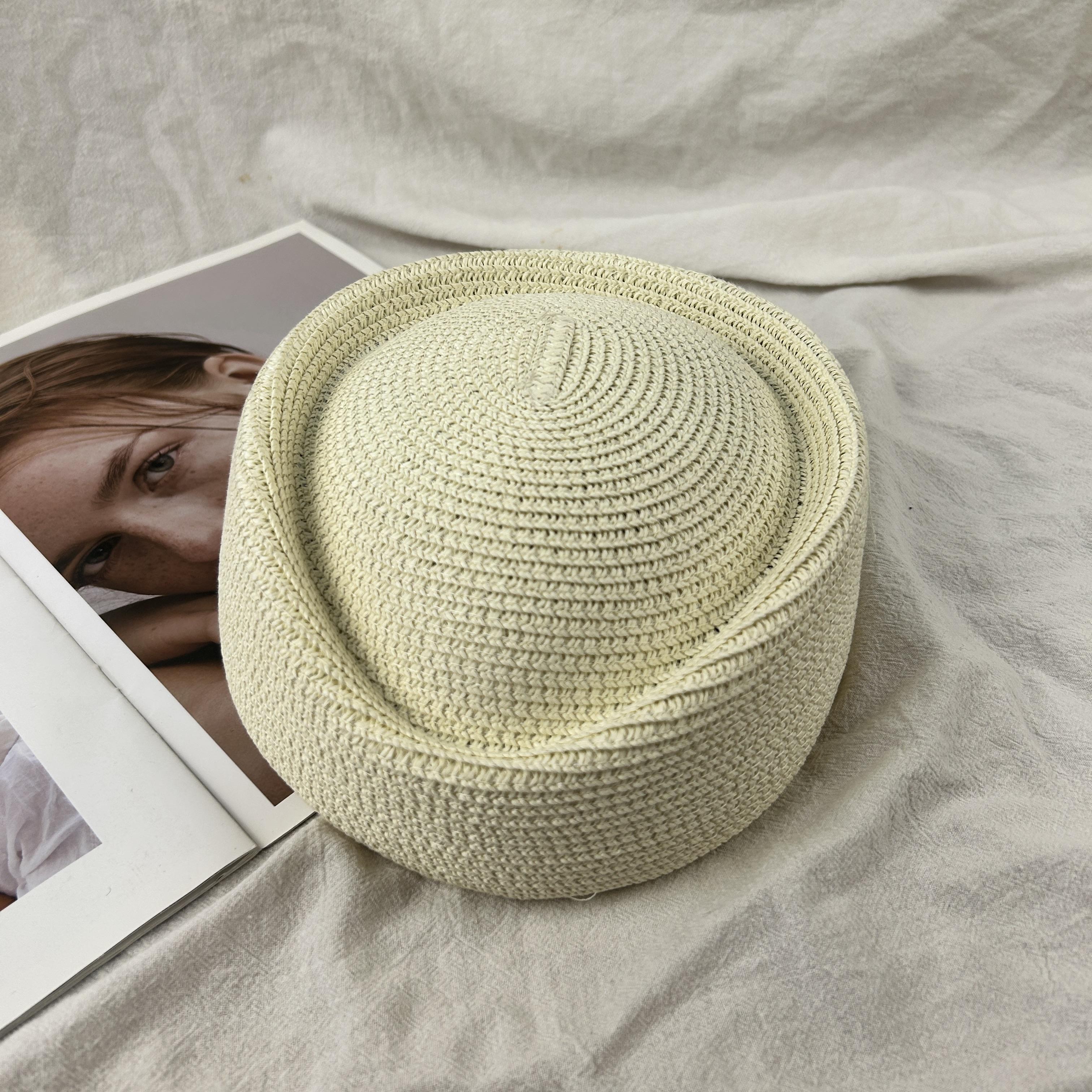 

New Fashion Summer Straw Teardrop Hat Women Stewardess Berets Hat Airline Flight Attendant Vintage Pillbox Hat Uniform Handmade 56-58cm молоко, білий колір