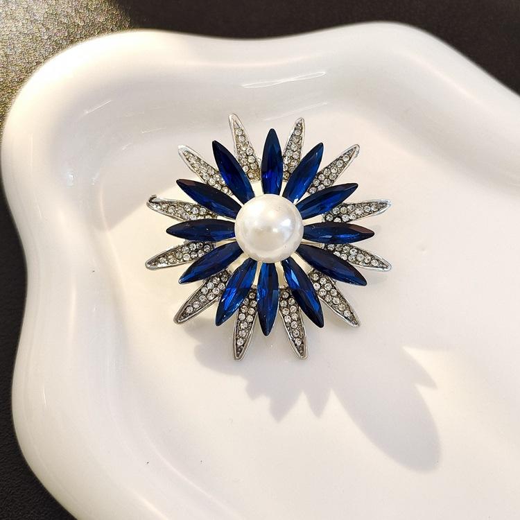 High-End Light Luxury Flower Brooch Female Heavy Industry Design Sense Animal Brooch Diamond Corsage Coat Clothing Accessories