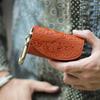 Estojo de Chaves e Moedas Carabiner Paolo Crafted por Vincent, Feito no Japão com Couro Tochigi, Design Paisley (Tamanho Único, Laranja)