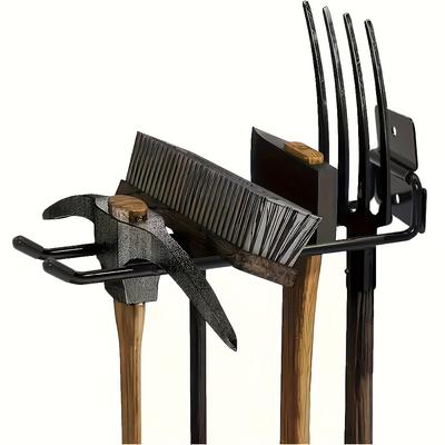 Wandmontierte Haken zur Aufbewahrung von Gartengeräten, einschließlich Aufhängern für Schaufeln und Rechen, entwickelt zur Organisation von Hofwerkzeugen.