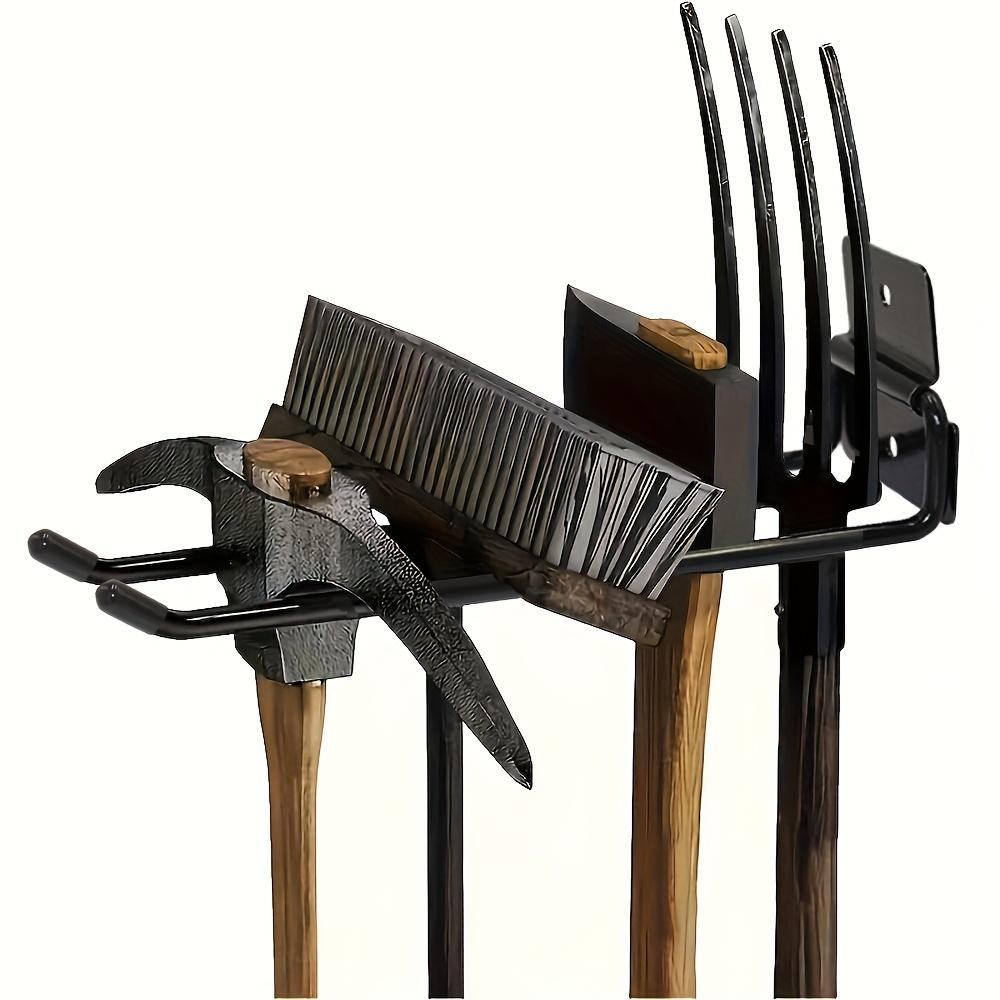 Wandmontierte Haken zur Aufbewahrung von Gartengeräten, einschließlich Aufhängern für Schaufeln und Rechen, entwickelt zur Organisation von Hofwerkzeugen.