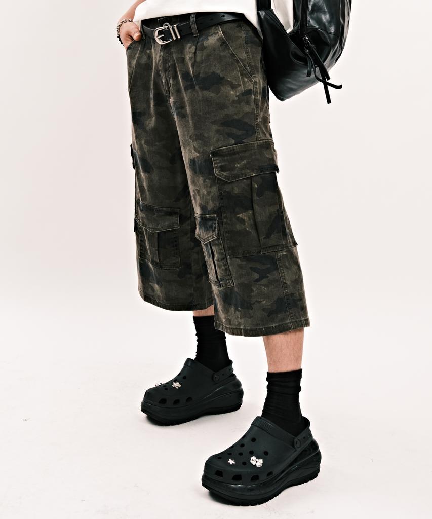 Dideobeulyueseui Cargo Pocket Camo Bermuda Pants