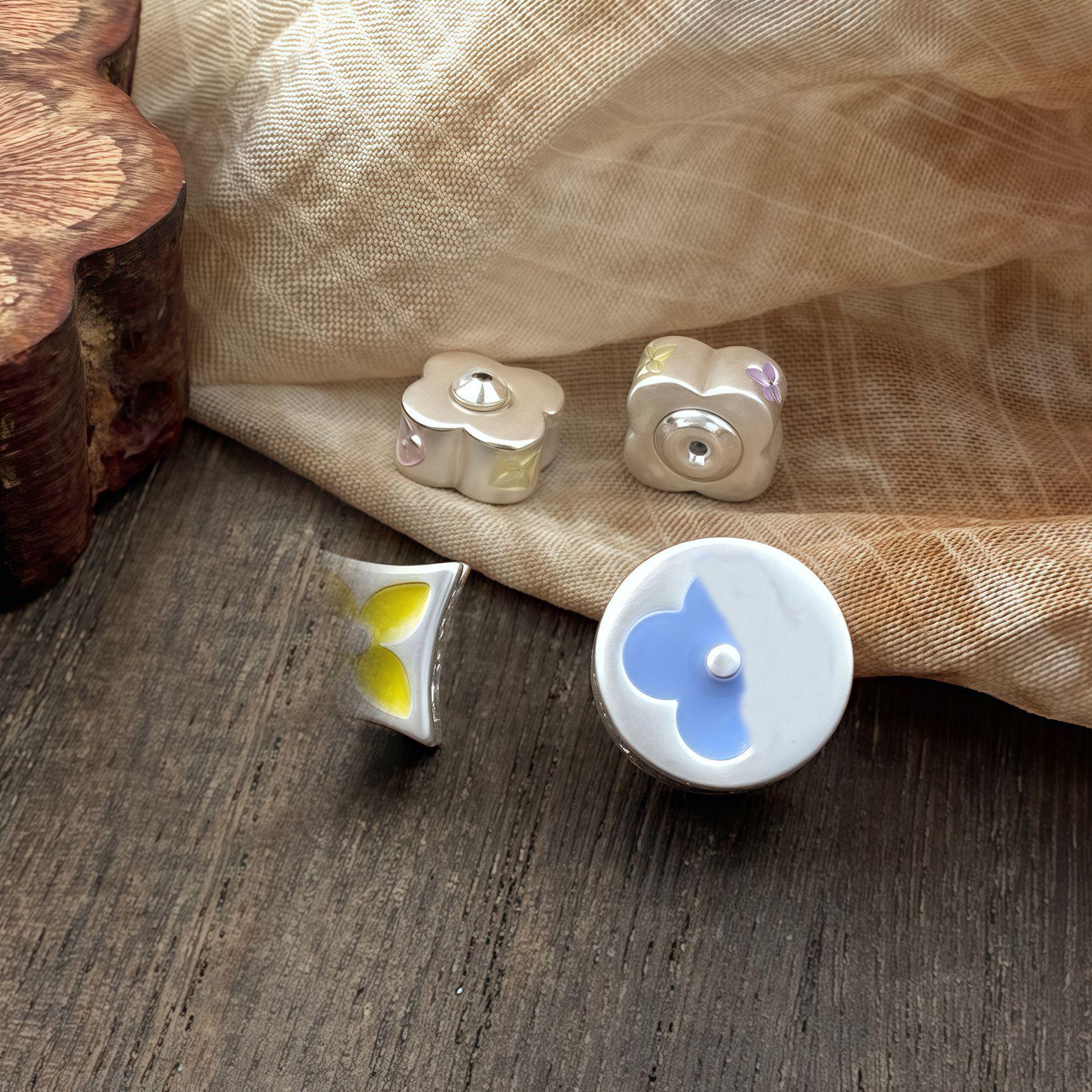 

Elegant Two-Tone Rhombus Four-Petal Earrings: Chic Light Luxury Design