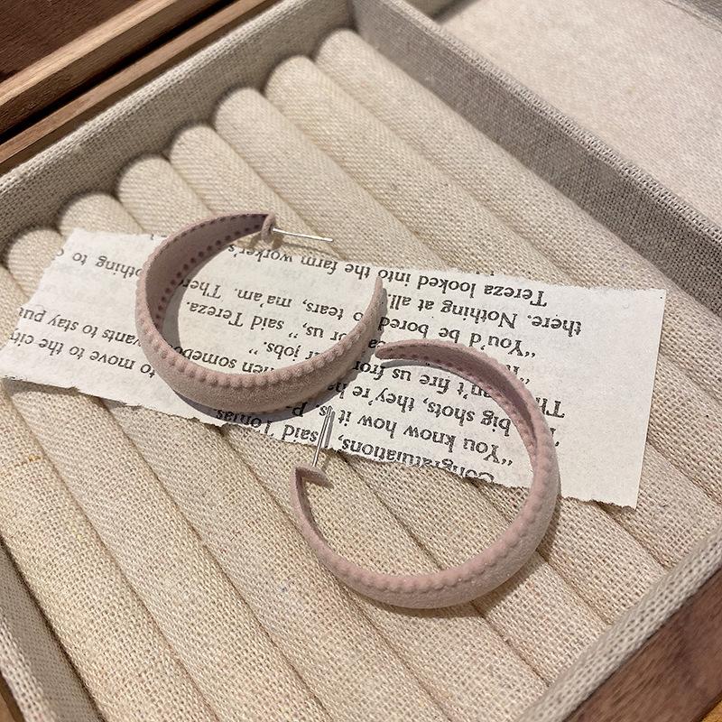 Autumn and winter Hong Kong style retro plush earrings women's niche design C-shaped earrings light luxury fashion earrings