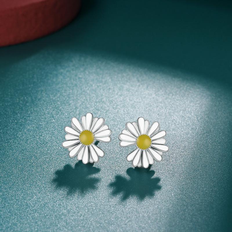 Spring Mori Small Daisy Stud Earrings Female Korean Version Fresh and Simple Flower Earrings Female Ins Wind