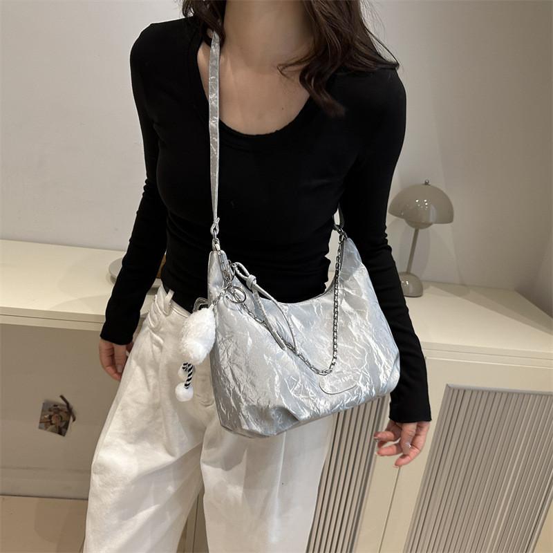 Stylish 2024 Trendy Chain Shoulder Bag For Women With Spacious Tote Design