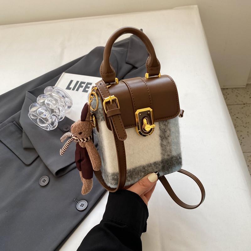 Retro Fashion Female Handbag 2023 New Autumn Winter Plaid Bag High-end Atmosphere Shoulder Bag