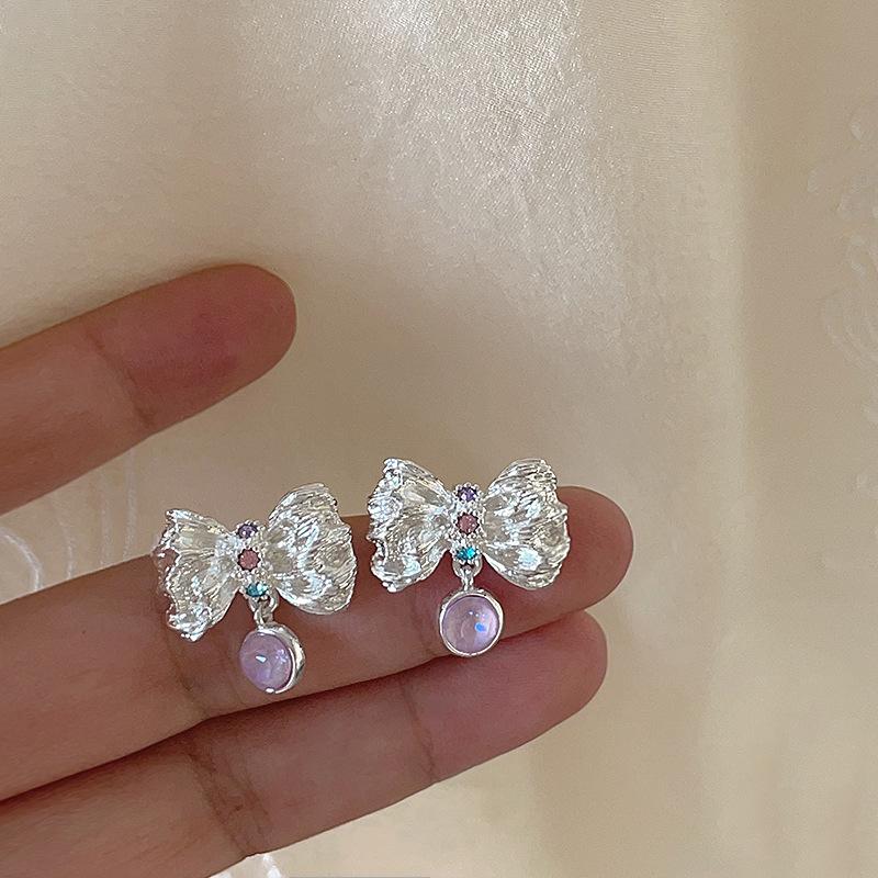 

Серьги-гвоздики с металлическим бантом из текстурированного циркония для женщин, универсальные серьги высокого класса с чувством индивидуальности и темпераментом