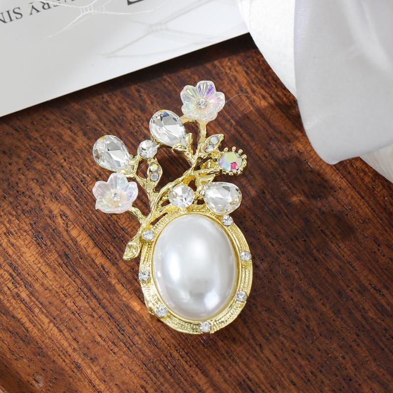 Elegant Flower Pearl Brooch Gold Tone Shell Petal Lapel Pin For Women Suit Coat Dress Jewelry Gift