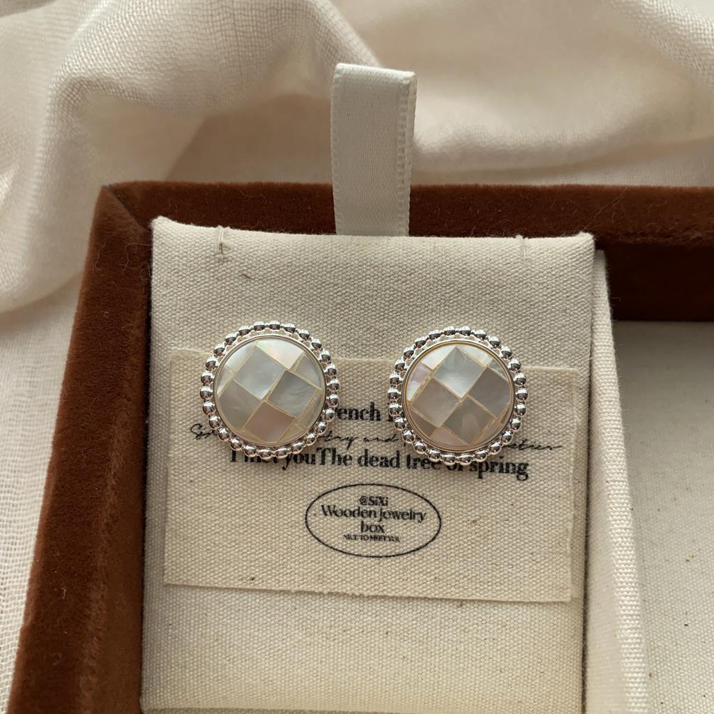 Round Square Classic Shell Stud Earrings Retro Elegance Light Luxury Temperament Versatile Niche Simple And Exquisite