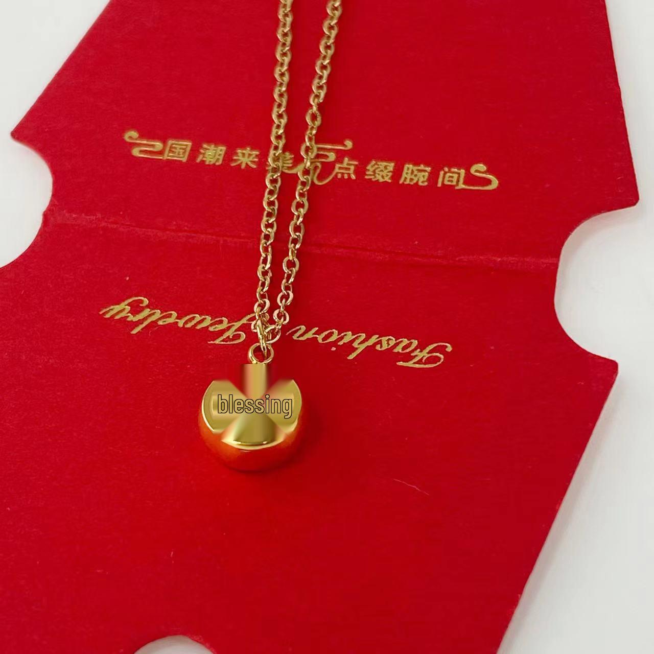 

Браслет для пары из красной нити с символом Фу и годом рождения из титановой стали