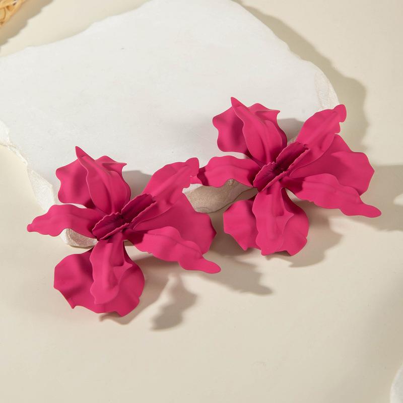 Exquisite temperament flower earrings, geometric exaggerated matte stud earrings