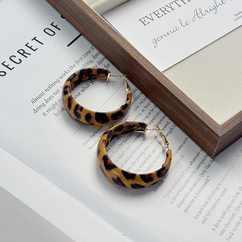 Fashion temperament Autumn and winter new PU leopard print earrings, high-end sense, fashionable personality C-shaped large earrings, ear jewelry