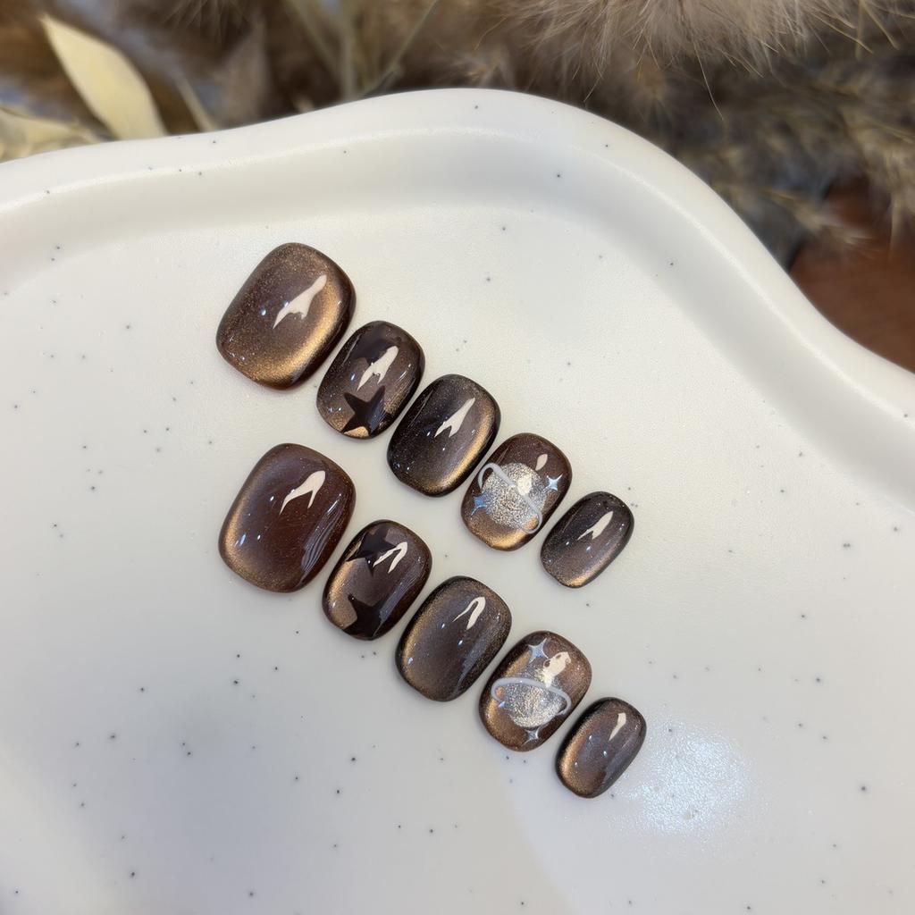 Neuer Herbst und Winter Katzenauge reine handgetragene Nägel High-End Boutique Nagelaufkleber Neujahr kurze Großhandelsnägel Nagelstück
