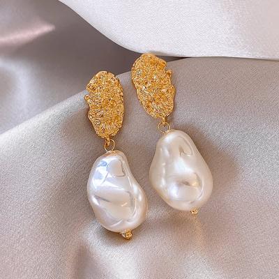 Französischer Retro-Ohrring mit unregelmäßiger Imitationsperle und geometrischem Wassertropfen für Frauen, europäischer und amerikanischer Schmuck, Trendgeschenk