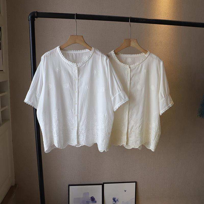 Neue 2025 Sommer Übergröße Spitze Cutout Stickerei Bluse mit Rundhalsausschnitt und kurzen Ärmeln - Koreanischer Stil für Frauen