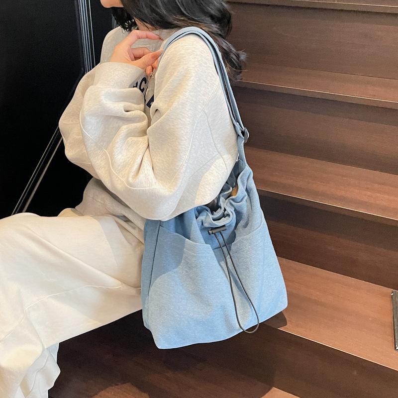 Denim-Tasche für Damen, große Kapazität, 2026, neue Sommer, vielseitige Schulter-Umhängetasche, lässige Kordelzug, beliebte Beuteltasche