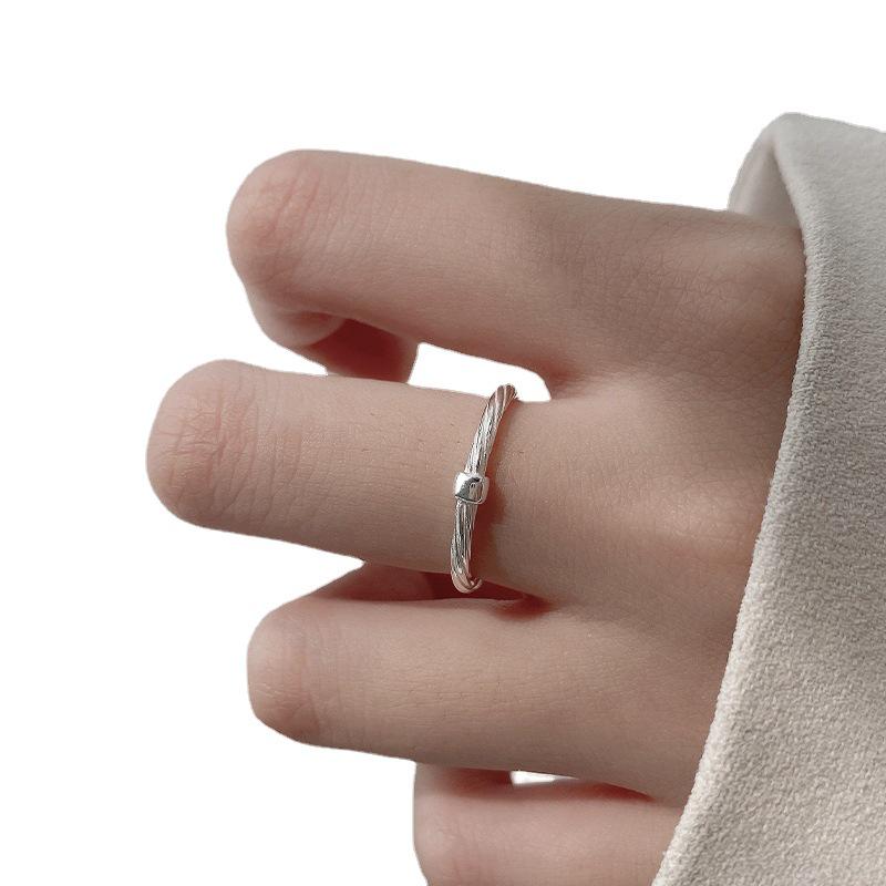 Dames Ring Vierkant Gedraaid Verstelbaar Dunne: Trendy, Creatief & Stapelbaar
