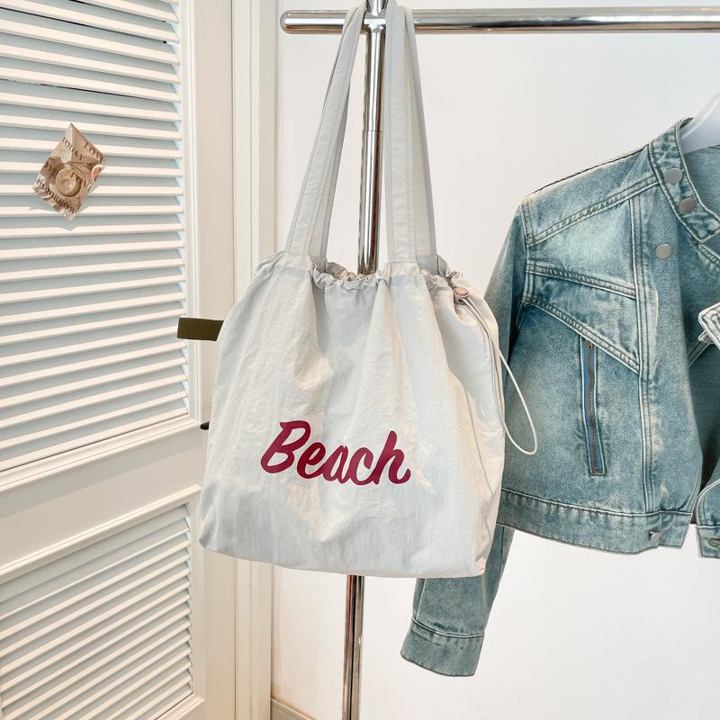 

2025 весна новый зарубежный стиль нишевый дизайн сумка большой вместимости модный тренд женская наплечная сумка-тоут светло-серый