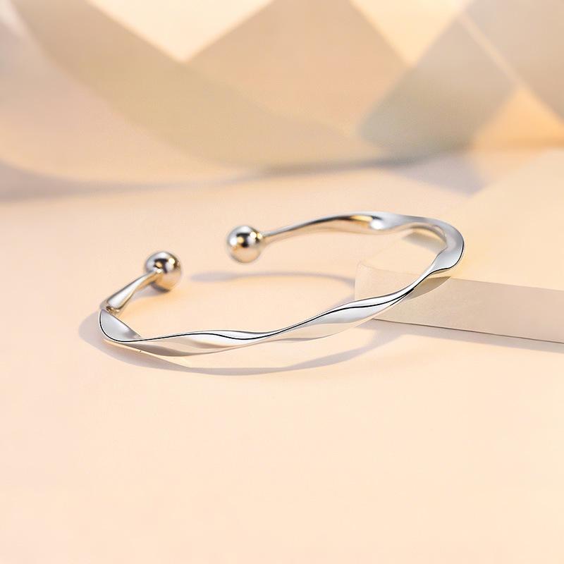 Mobius Women's Cold Style Fashionable Bracelet - Elegant, High-End Women's Jewelry & Accessories