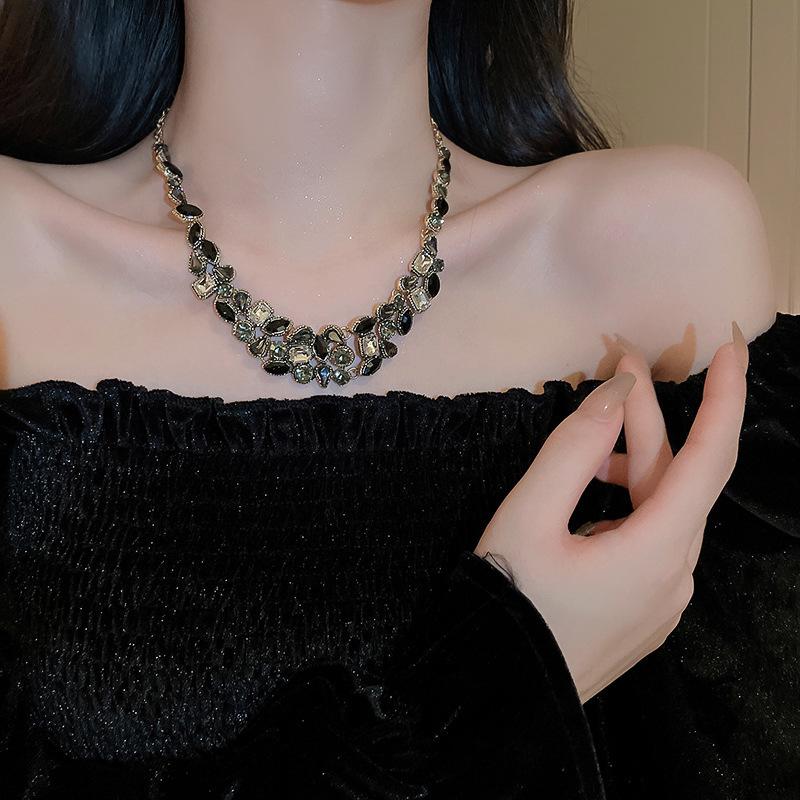 

Комплект серег и ожерелья из смолы со стразами в средневековом стиле: Высококачественная модная бижутерия для женщин