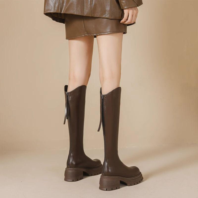 Stivali da donna marroni in vera pelle con scollo a V, altezza sopra il ginocchio, rialzanti, con suole spesse (Autunno 2025)
