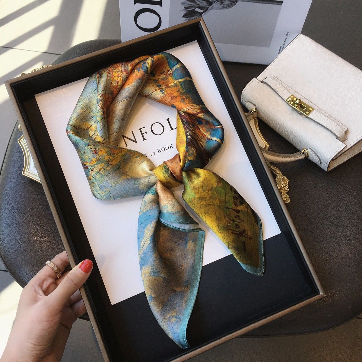 

Женский осенний платок-каре с принтом масляной живописи, тонкий элегантный шейный платок на весну и осень, универсальный маленький платок, французская ретро повязка для волос для дам
