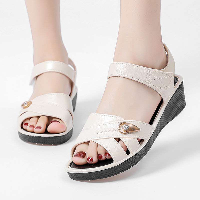 Large size women's sandals 2025 summer new rubber and plastic Velcro flat sole middle-aged and elderly soft sole mother-in-law sandals mother shoes
