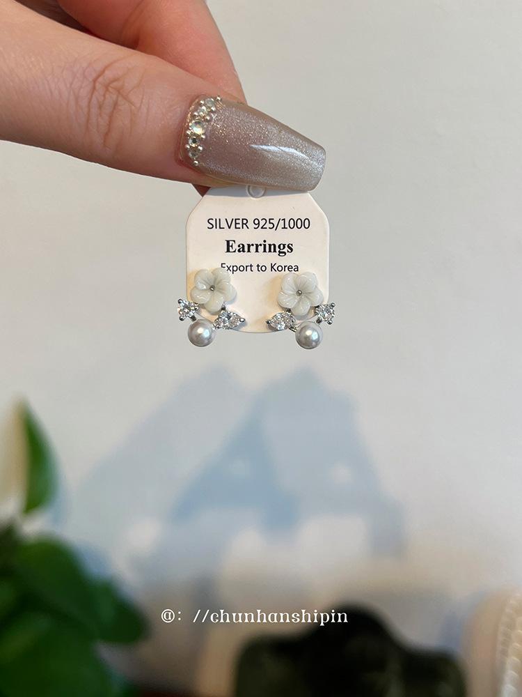

Bow zircon fringed ear clips without ear piercings, high-end niche design, stud earrings, personalized fashion, mosquito coil disc earrings.