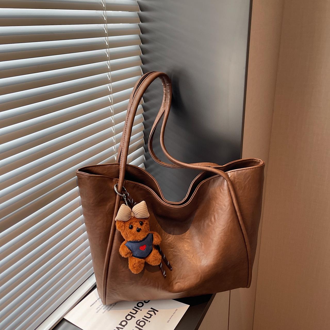 

Women s Large Capacity Shoulder Bag: Versatile Autumn/Winter Handbag, 2025 Fashion Underarm Style for Simple Commutes.