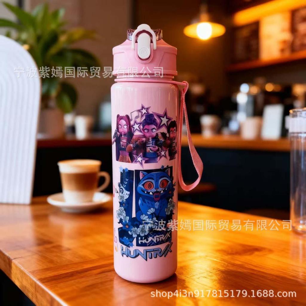 750 ml Wasserflasche Cartoon K-Pop Dämonenjäger Bedruckt Große Kapazität Trinkbecher Tragbar Outdoor-Sport Wasserbecher Kinder Geschenk