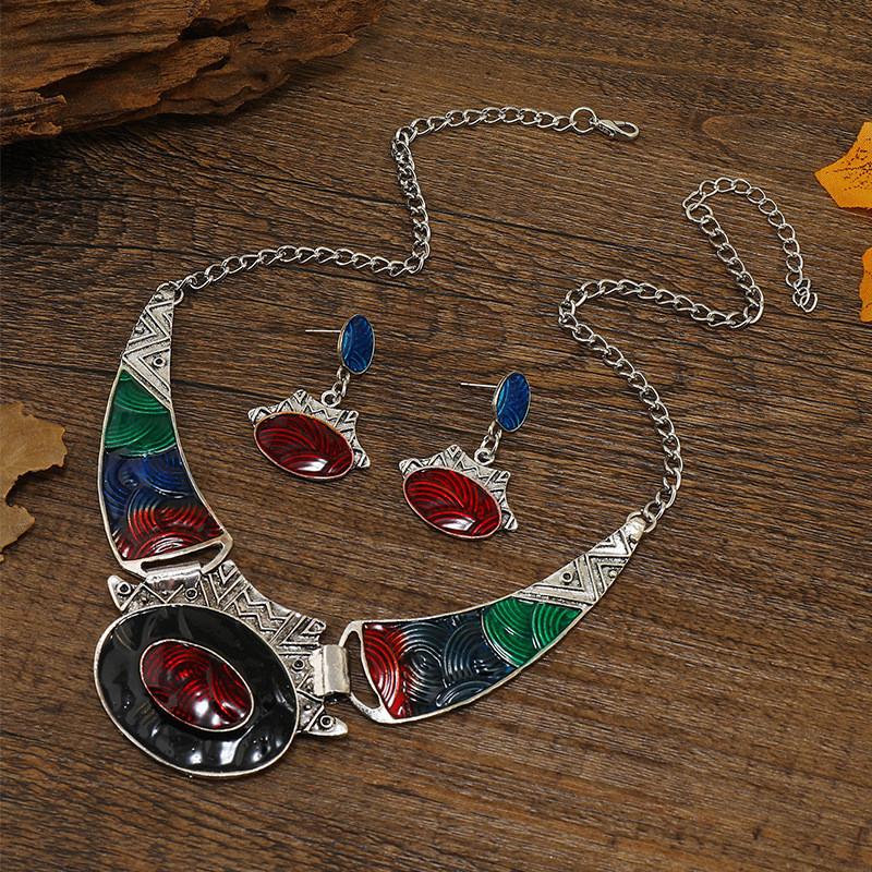 Retro Style Alloy Pendant Necklace With Water Wave Chain For Wedding Celebration