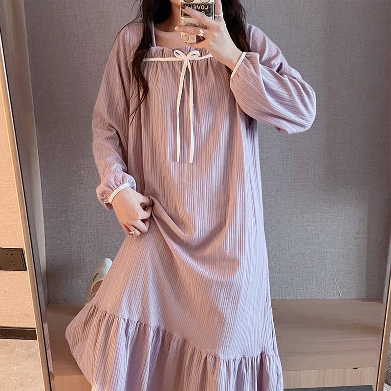 Pijamale cu desene animate în stil palat: Set proaspăt, casual, cu mânecă lungă, din două piese, ideal pentru interior sau exterior.