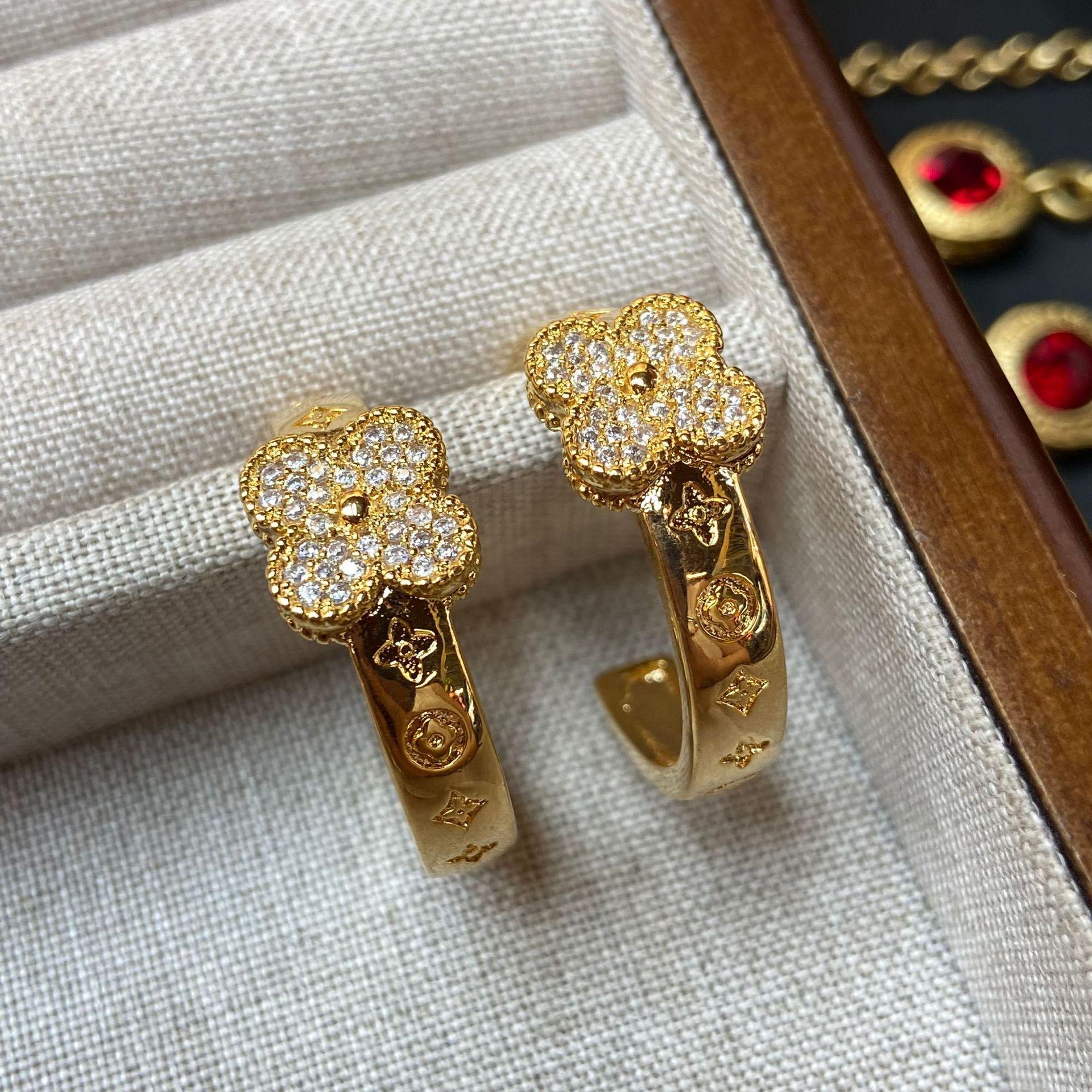 

Exquisite Zircon Four-Leaf Clover Earrings, Earrings, Women S Niche Simple Temperament Earrings, High-End Fashion Versatile Ear Jewelry
